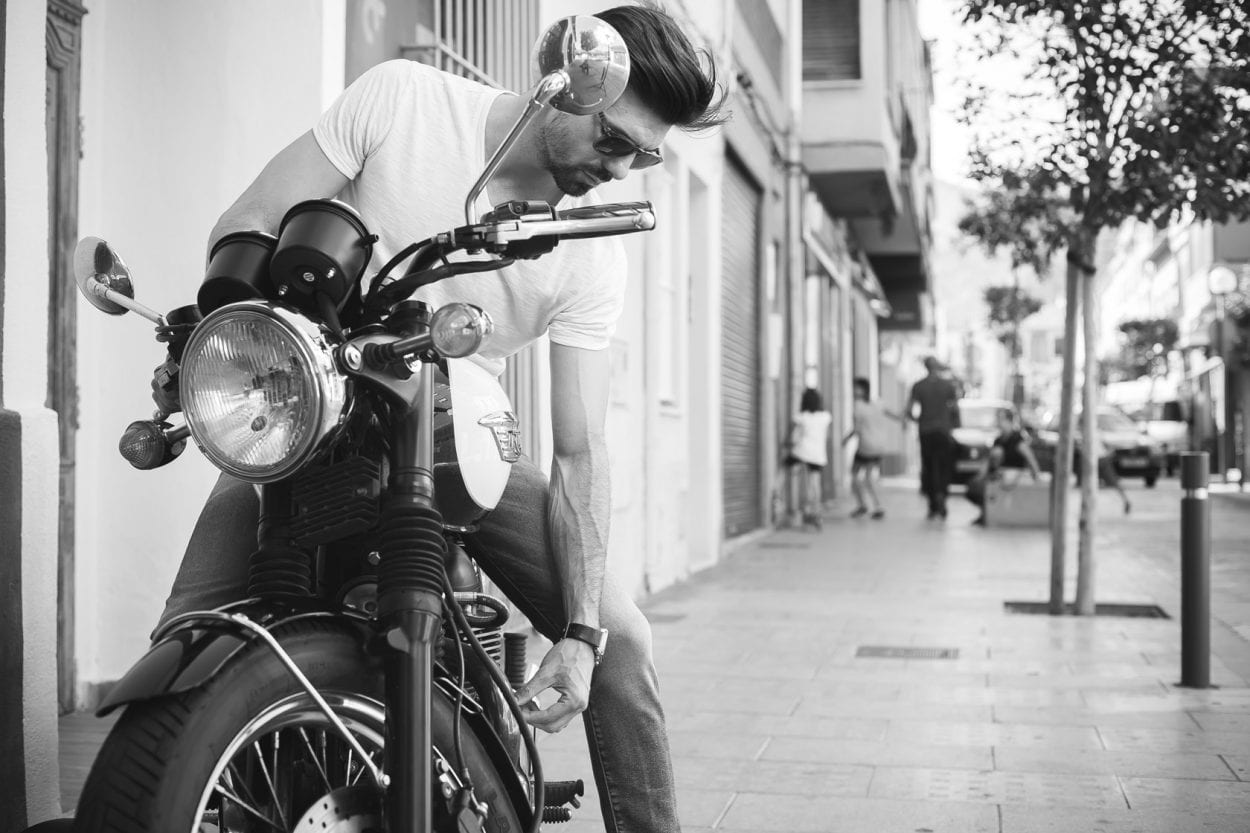 Fotografía de retrato a Miguel Real en moto
