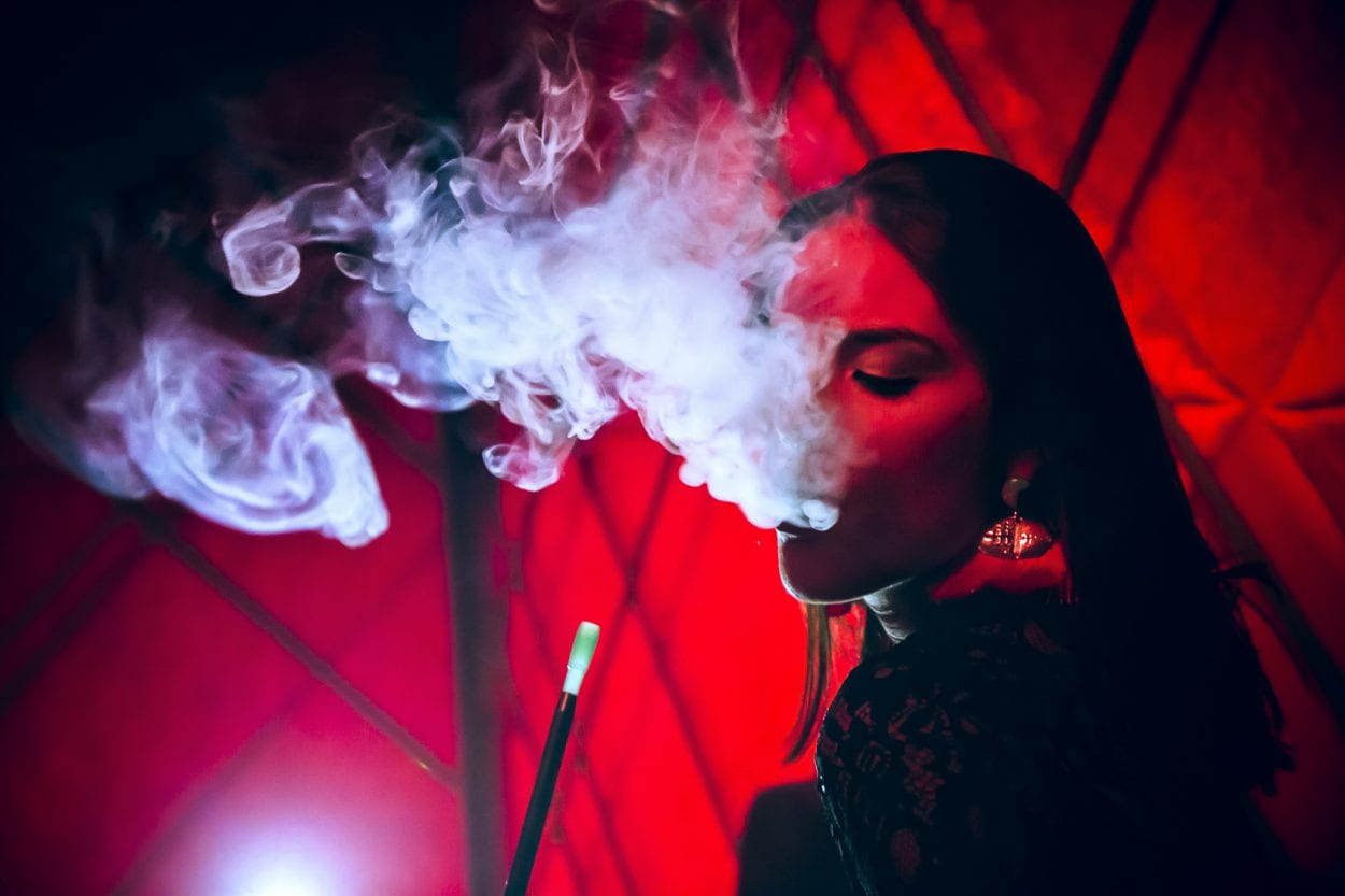 Fotografía de una chica fumando shisha