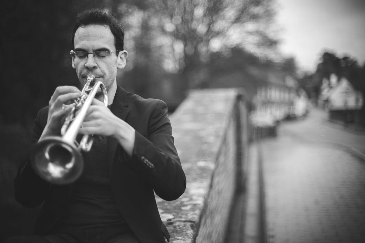 Fotografía de retrato de Antonio Manuel Reyes trompetista
